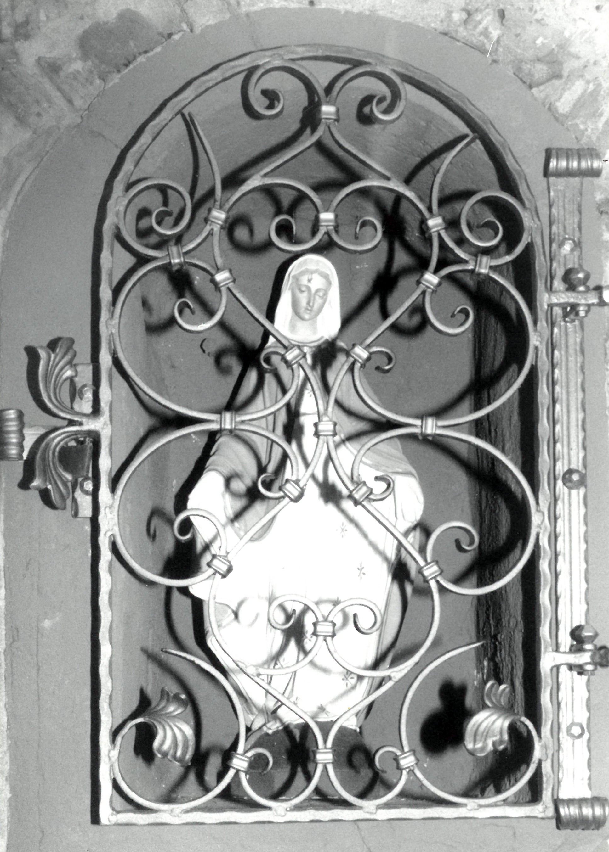 Bildnische mit Madonna am Kirchenaufgang südlich des alten Rentamtes